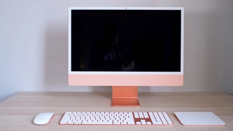 iMac M1 màu cam: iMac M1 màu cam là sản phẩm công nghệ đẳng cấp của Apple với hiệu suất vượt trội. Màu cam cũng làm cho chiếc iMac này trở nên độc đáo, nổi bật và sẽ chắc chắn thu hút ánh nhìn của các tín đồ công nghệ.